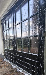 foto tijdens reinigen terrasdeuren