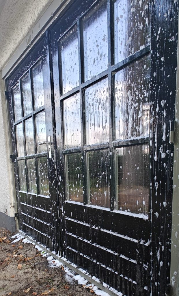 foto tijdens reinigen terrasdeuren